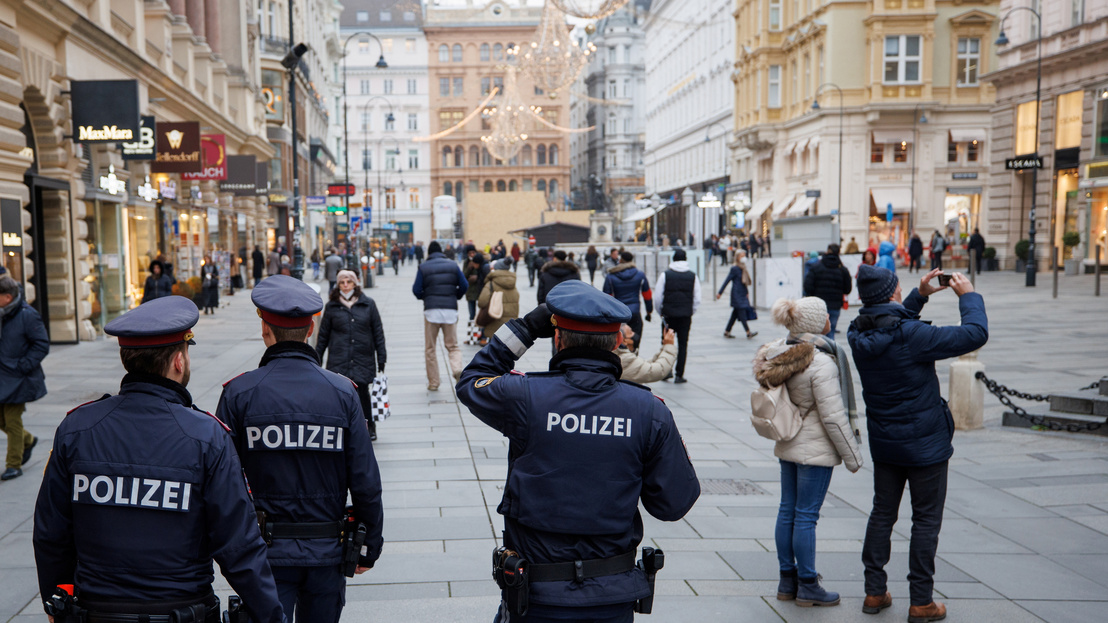 Trung tâm phố cổ Vienna sẽ vắng lặng trong những tuần đầu của Mùa Vọng 2021 - Ảnh: Lisi Niesner (Reuters)
