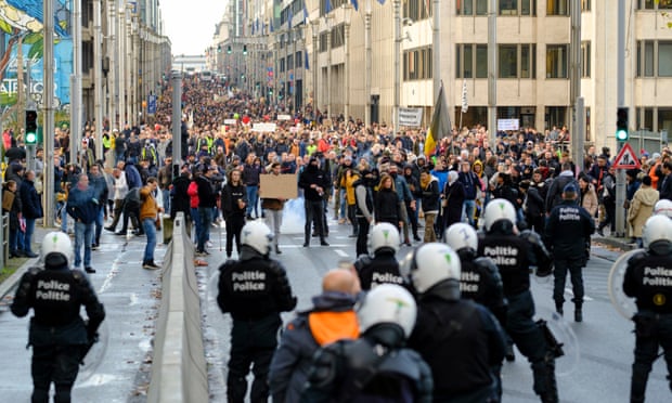 Nhiều ngàn người xuống đường, khởi hành từ trung tâm Brussels (Bỉ) tới Khu Châu Âu để phản đối chính sách phòng dịch - Ảnh: Thierry Monasse