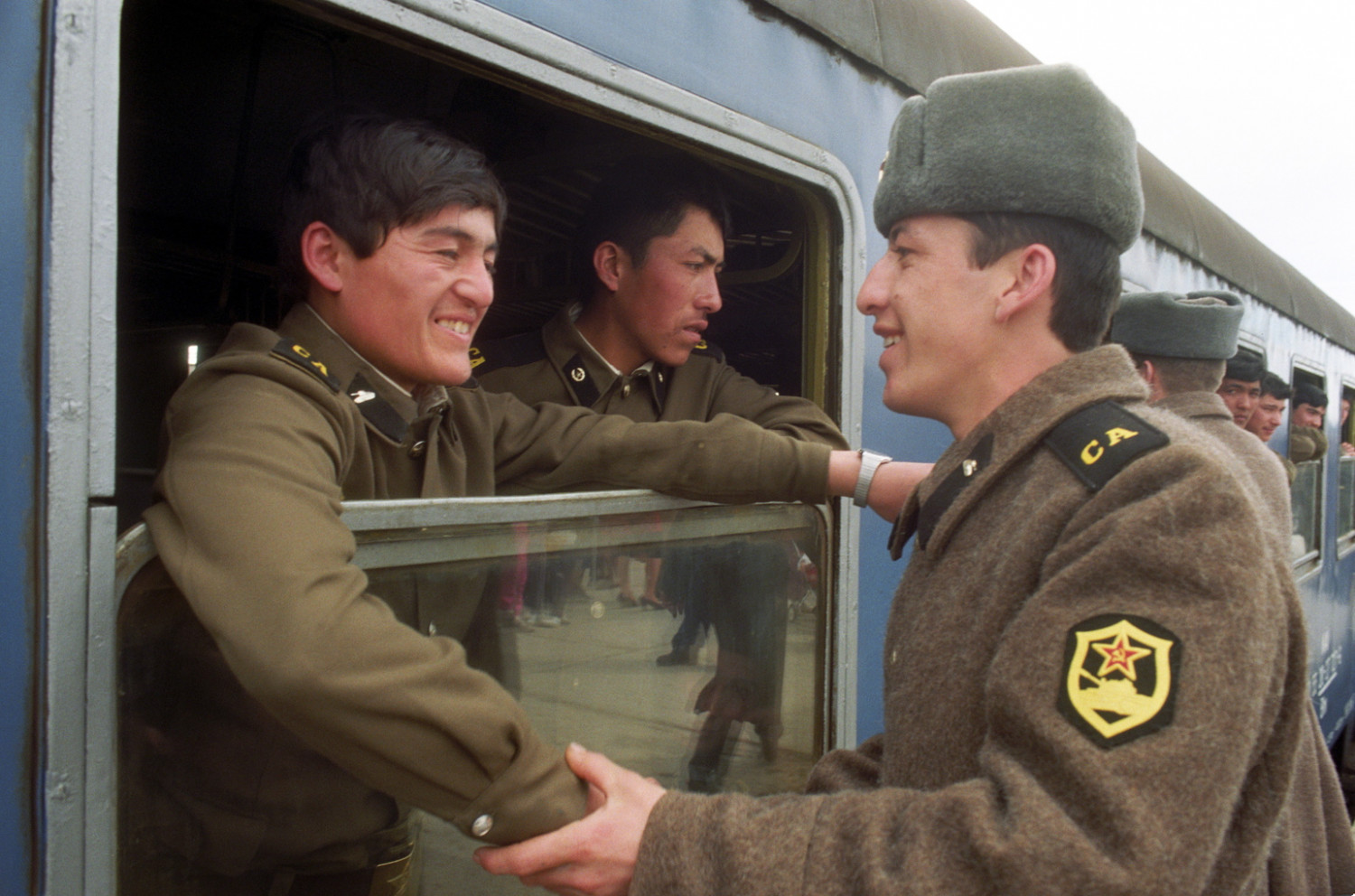 Những quân nhân Liên Xô đầu tiên rời Hungary ngày 12/3/1990 tại ga Hajmáskéri - Ảnh: Friedmann Endre (MTI)