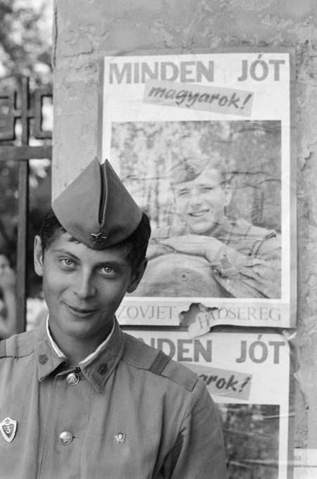 Một lính Xô-viết trước tấm áp-phích chia tay Hungary của Hồng quân, ngày 18/5/1990 - Ảnh: Bartos Gyula (MTI)