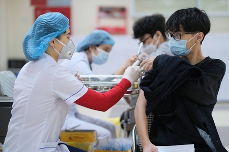 “Nghi án” Bộ Y tế nhập vaccine “cận đát” để tiêm cho trẻ em làm lậy sóng công luận Việt Nam - Ảnh: Hải Nguyễn (laodong.vn)
