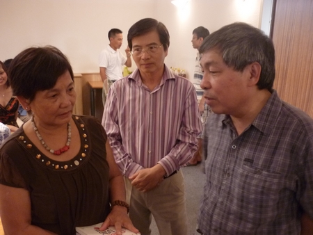Nhà văn Dạ Ngân (trái) trong buổi giao lưu và mạn đàm với cộng đồng Việt Nam tại Hungary, Budapest ngày 16/7/2021 - Ảnh: Trần Lê (NCTG)