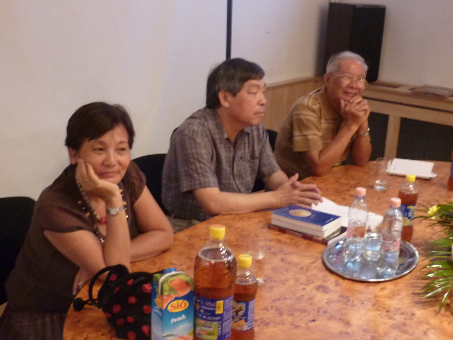 Cùng chồng, nhà văn Nguyễn Quang Thân, trong buổi giao lưu - Ảnh: Trần Lê (NCTG)