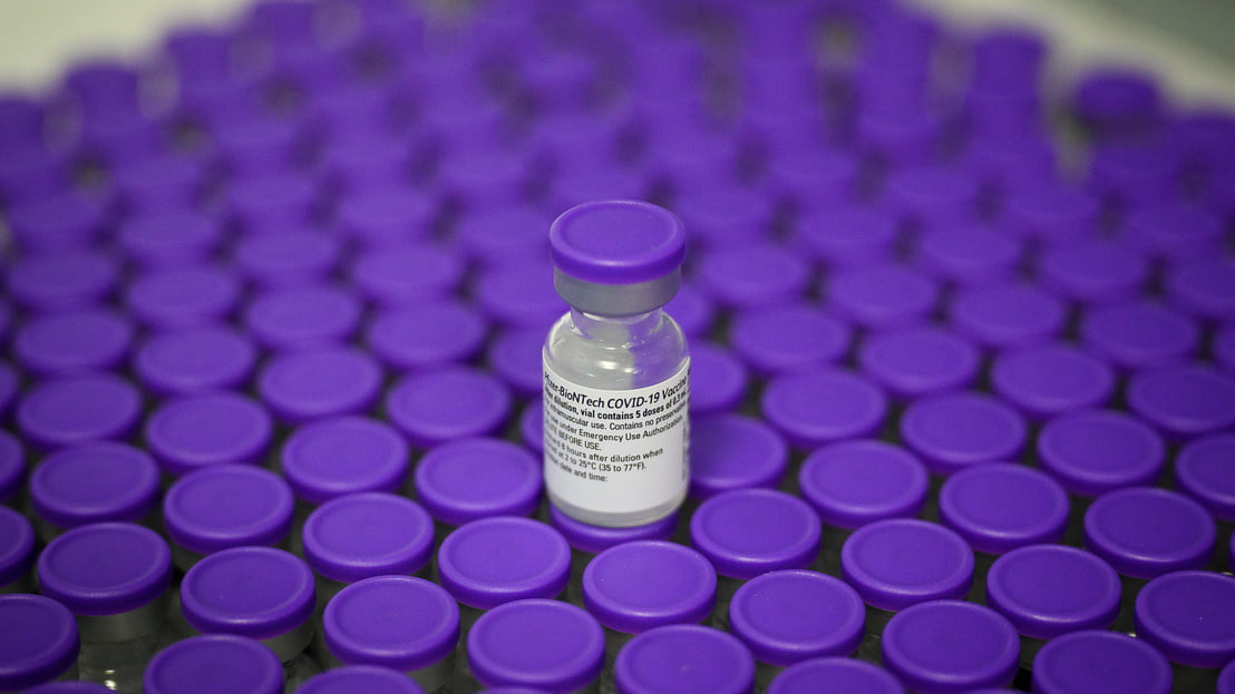 Vaccine Pfizer, loại thuốc chích ngừa kháng virus SARS-CoV-2 duy nhất được cấp phép sử dụng toàn diện - Ảnh: Leon Neal