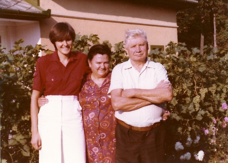 Cùng cha mẹ vào đầu thập niên 80 thế kỷ trước - Ảnh tư liệu