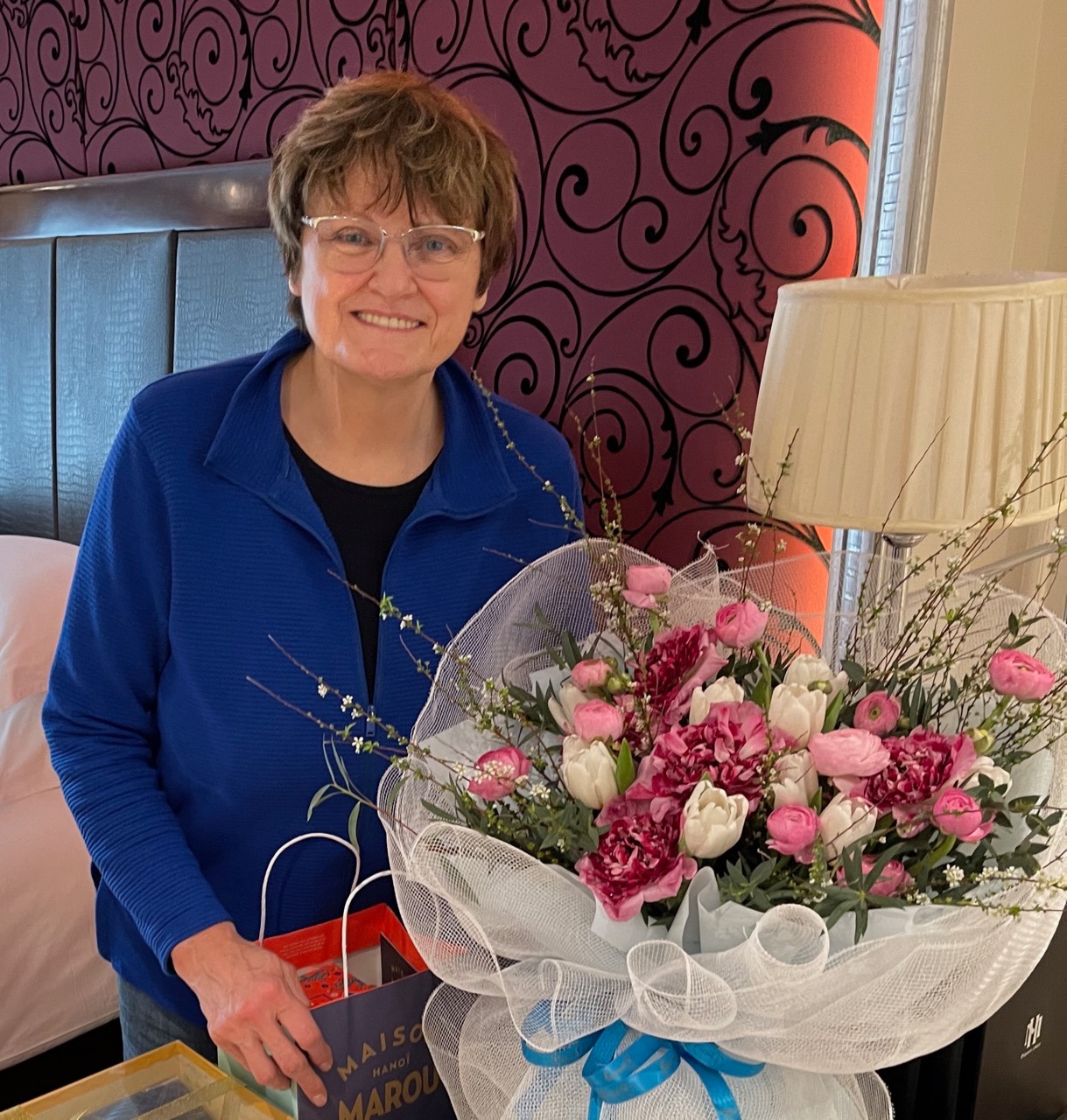TS. Karikó Katalin và bó hoa mừng sinh nhật lần thứ 67 tại Hà Nội - Ảnh do nhân vật cung cấp