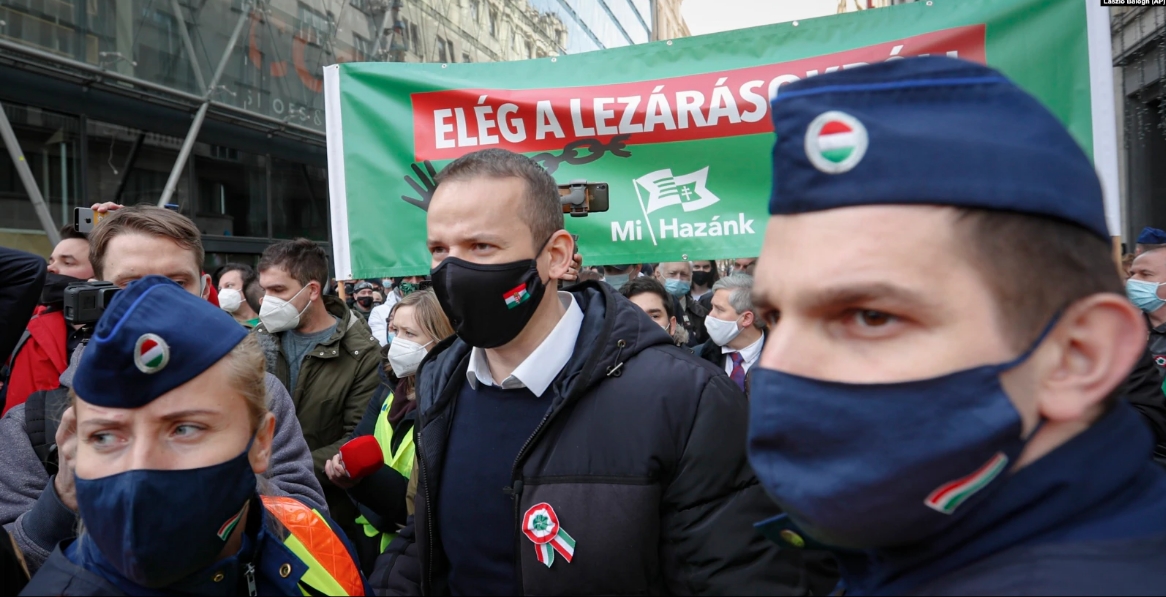 Đảng “Tổ quốc Chúng ta” (Mi Hazánk) với thủ lĩnh cực đoan Toroczkai László thường xuyên tổ chức tuần hành chống lock-down và phản đối “phân biệt đối xử” do tiêm chủng tại Hungary - Ảnh: szabadeuropa.hu