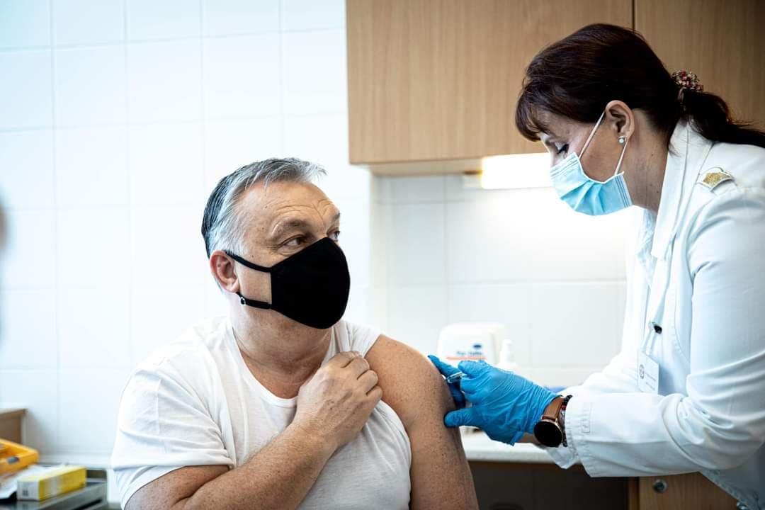 Người cao tuổi ở Hungary được ưu tiên tiêm trước, và khi đó chủ yếu mới chỉ có vaccine Tầu, “nếu ai không tiêm thì xuống xếp cuối hàng” (lời Thủ tướng Orbán Viktor, đầu tháng 2/2021) - Ảnh: Rosta Tibor (MTI)