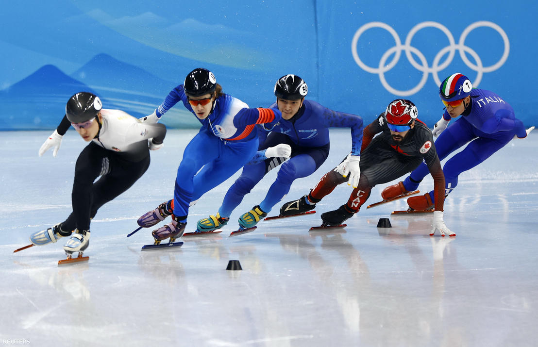 Lưu Thiếu Ngang trong chung kết 500m trượt băng tốc độ cự ly ngắn - Ảnh: Evgenia Novozhenina (Reuters)