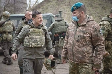 Tổng thống Ukraine không có ý định rời Kyiv mặc dù được Phương Tây đặt vấn đề hỗ trợ: ông vẫn cùng các đồng sư trực tiếp chỉ đạo phòng thủ và đánh trả quân xâm lược, theo tường thuật của một nhà quan sát người Việt đang cư trụ tại thủ đô Ukraine đang bị vây hãm