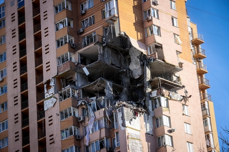 Khu chung cư bị trúng tên lửa Nga ở gần Sân bay Quốc tế Kiev - Ảnh: Huszti István (telex.hu)
