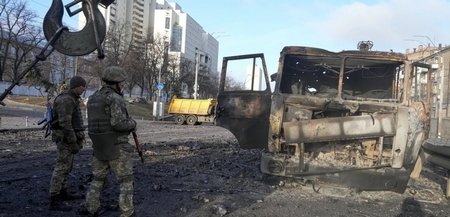Quân nhân Ukraine ở Kiev, ngày 26/2/2022 - Ảnh: Efrem Lukatssky (AP)
