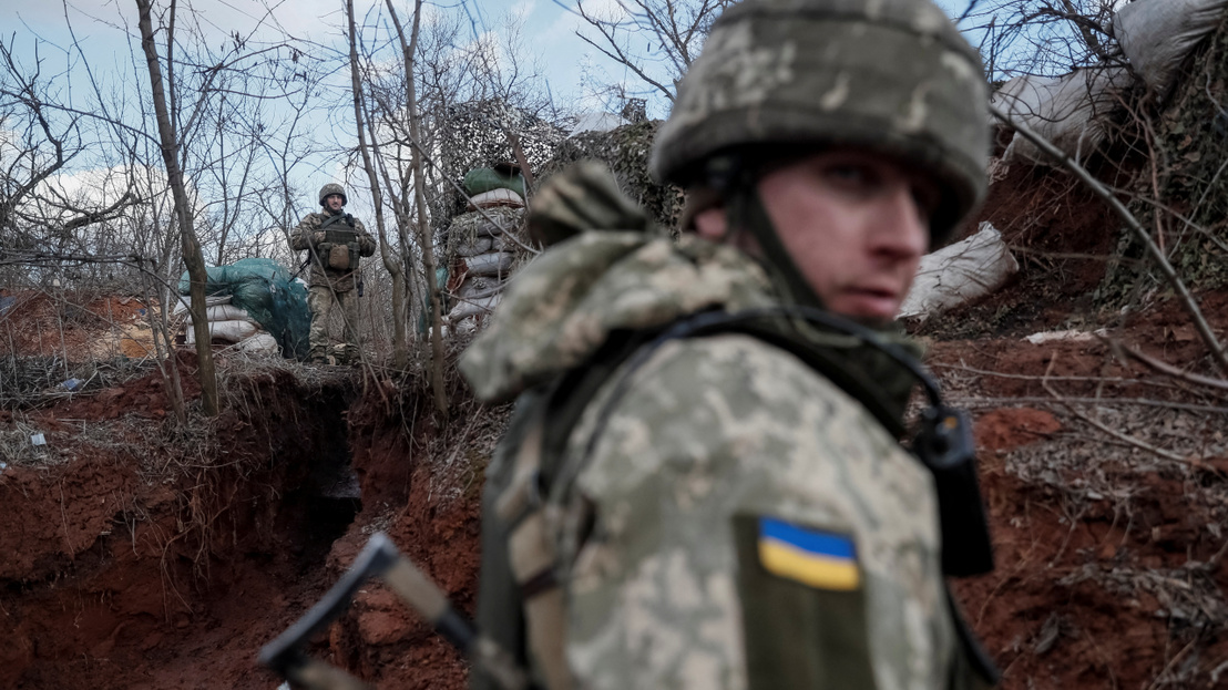 Quân đội Ukraine ở gần TP. Novo Luhansk, này 20/2/2022 - Ảnh: Gleb Garanich (Reuters)