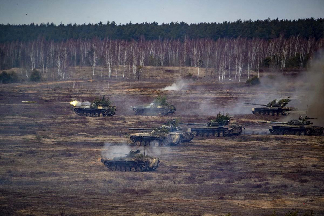 Xe tăng Nga và Belarus “tập trận” ở gần Brest, nhằm chuẩn bị cho một cuộc xâm lược dưới vỏ bọc “gìn giữ hòa bình” ở cửa ngõ Ukraine và Châu Âu? - Ảnh: AFP