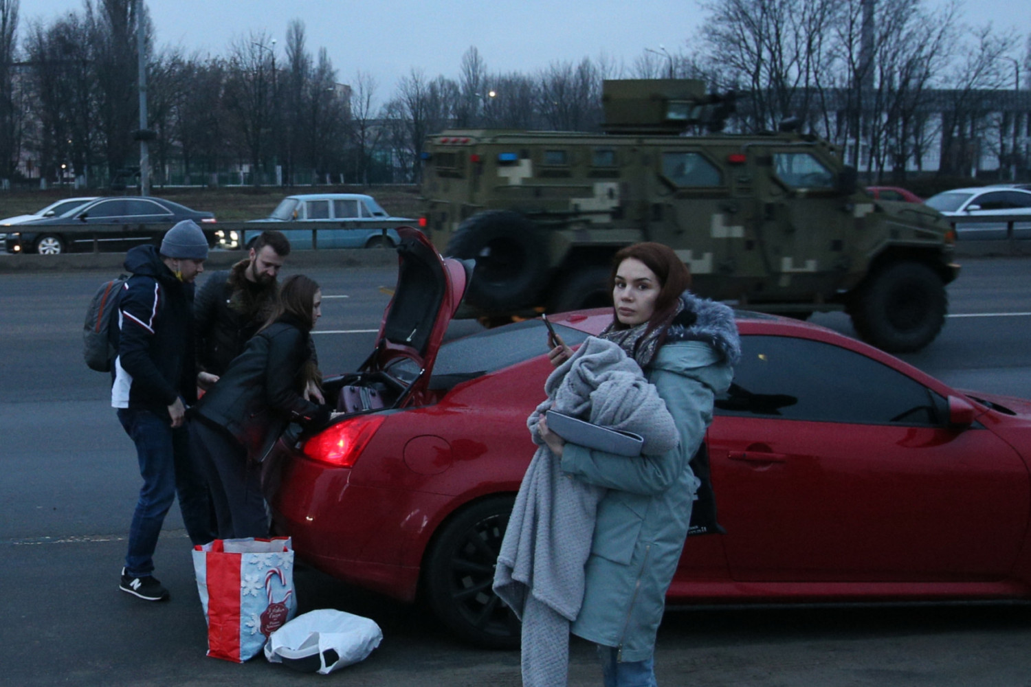 Cư dân Kiev dọn đồ đạc để rời thành phố đi tản cư, tối 24/2/2022 - Ảnh: Sputnik/ AFP
