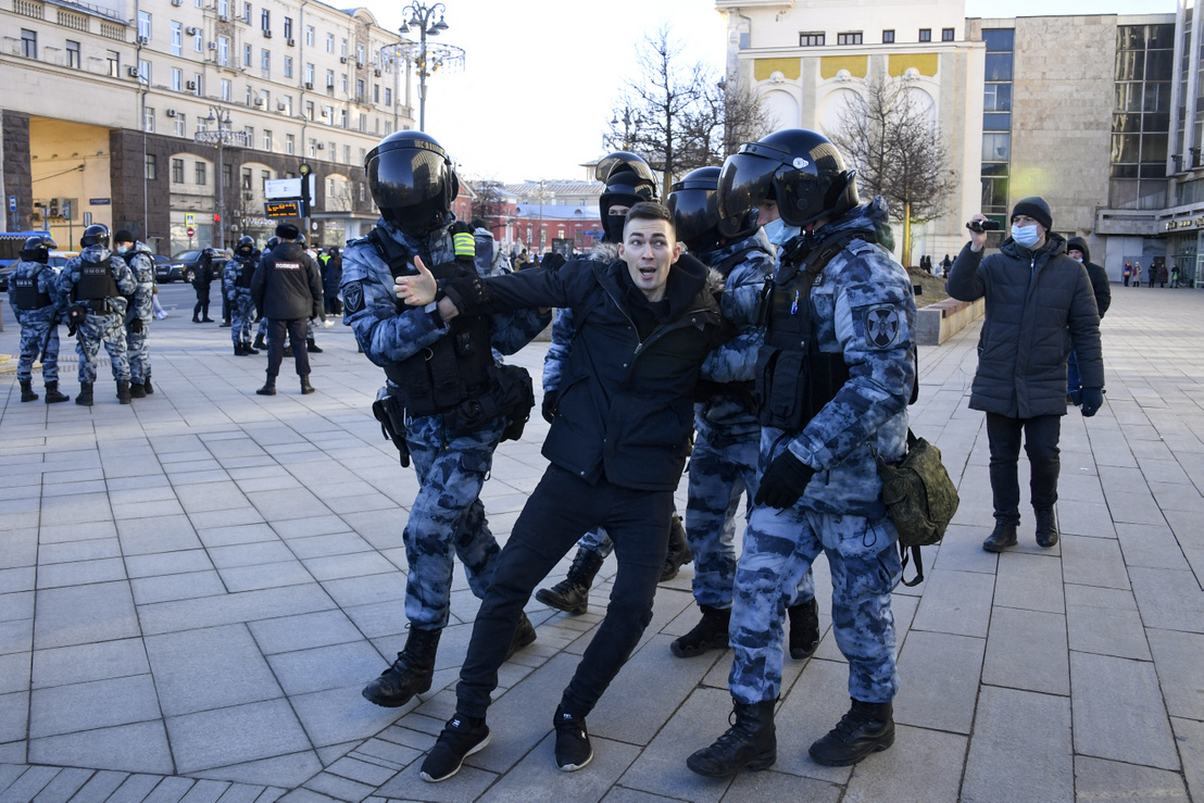 Cảnh sát Nga bắt một người biểu tình phản chiến tại trung tâm Moscow, ngày 27/2/2022 - Ảnh: Alexander Nemenov (AFP)