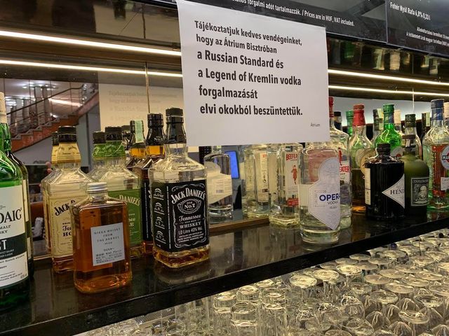 Một cửa hàng ở Hungary tuyên bố đình chỉ bán vodka Nga - Ảnh: Facebook