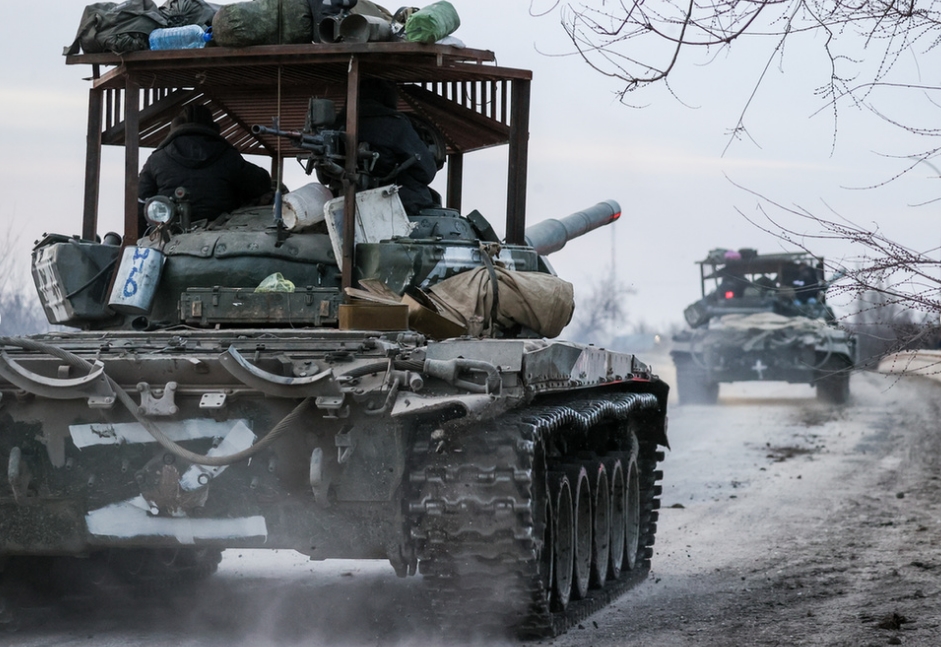 Chiến xa nối đuôi nhau tại TP. Armiansk - Ảnh: Sergei Malgavko (TASS)