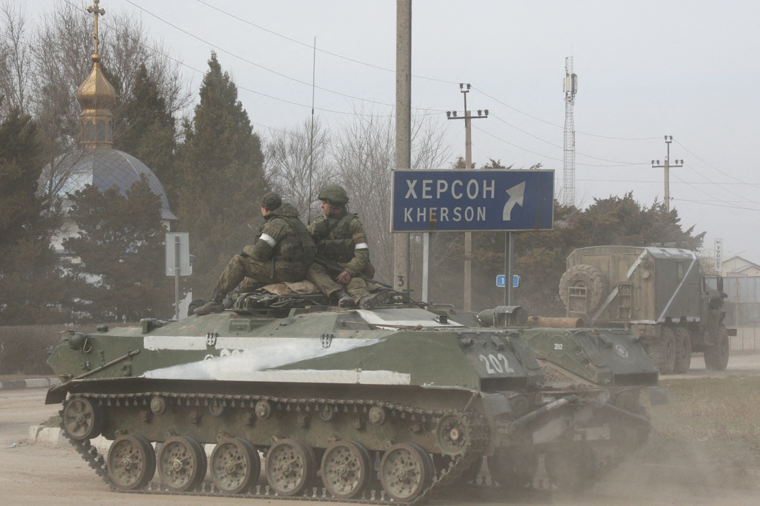 Quân đội Nga tiến vào TP. Armiansk, ngày 24/2/2022 - Ảnh: Stringer/ Reuters
