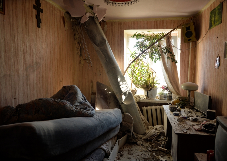 Một căn hộ trúng tên lửa ở TP. Kharkiv - Ảnh: Sergey Bobok (AFP)
