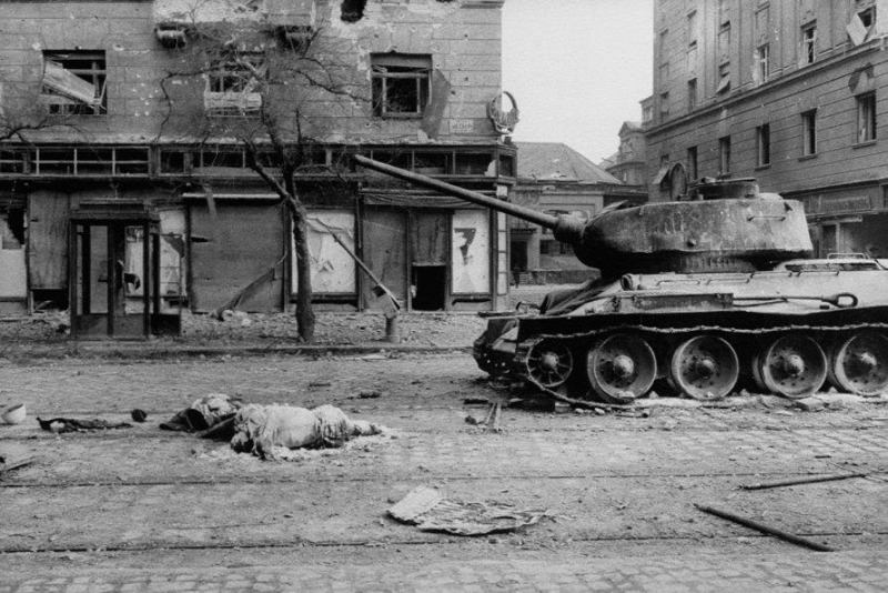 Chiến xa Hồng quân trên đường phố Budapest, 1956 - Ảnh tư liệu