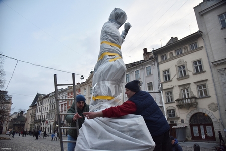 Các tượng đài ở Lviv được bọc lại để đề phòng thành phố bị tấn công - Ảnh: Pavlo Palamarchuk (Reuters)