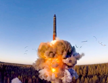 Vụ thử tên lửa đạn đạo xuyên lục địa năm 2020 từ căn cứ trên bộ Plesetsk ở Tây Bắc nước Nga. Nga là nước có kho vũ khí hạt nhân lớn nhất thế giới - Nguồn: Thông tấn Báo chí Bộ Quốc phòng Nga (AP)