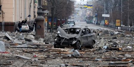 Một chiếc xe hơi bị cháy rụi trên đường phố sau khi bị tên lửa của quân xâm lược Nga phóng trúng ở gần tòa nhà Cơ quan Hành chính Khu vực   Kharkiv, Quảng trường Svobody (Tự do), Kharkiv, Ukraine, ngày 1/3/2022 - Ảnh: Vyacheslav Madiyevskyy (Ukrinform)