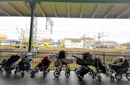 Những người mẹ Ba Lan đem xe nôi đặt sẵn bên đường ray xe lửa trên các ga tàu, giúp các bà mẹ Ukraine có luôn để dùng khi xuống tầu - Ảnh: abcnews.go.com