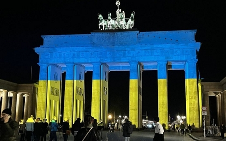 Người Đức đứng về “phe nước mắt” - Cổng thành Brandenburg chìm trong màu cờ Ukraine - Ảnh: newsreadonline.com