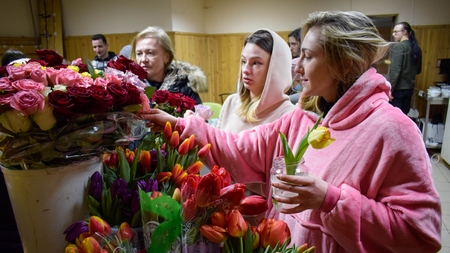 Phụ nữ Kyiv vẫn có hoa trong ngày lễ của mình, 8/3/2022, giữa hoàn cảnh chiến tranh - Ảnh: Kiss Dániel (index.hu)