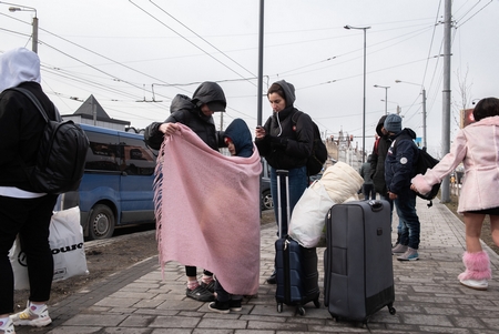 Người dân Ukraine đi lánh nạn - Ảnh: index.hu