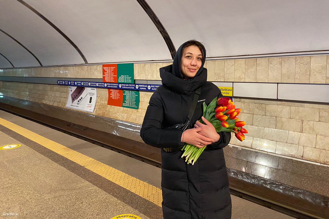Tặng hoa cho khách bộ hành nhân Quốc tế Phụ nữ tại metro Kyiv, 8/3/2022 - Ảnh: Kiss Dániel (index.hu)