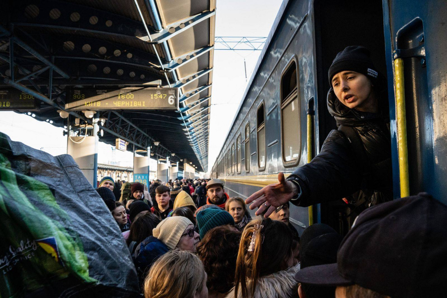 Dòng người lên tàu rời Kyiv đi về phía Tây - Ảnh: CNN