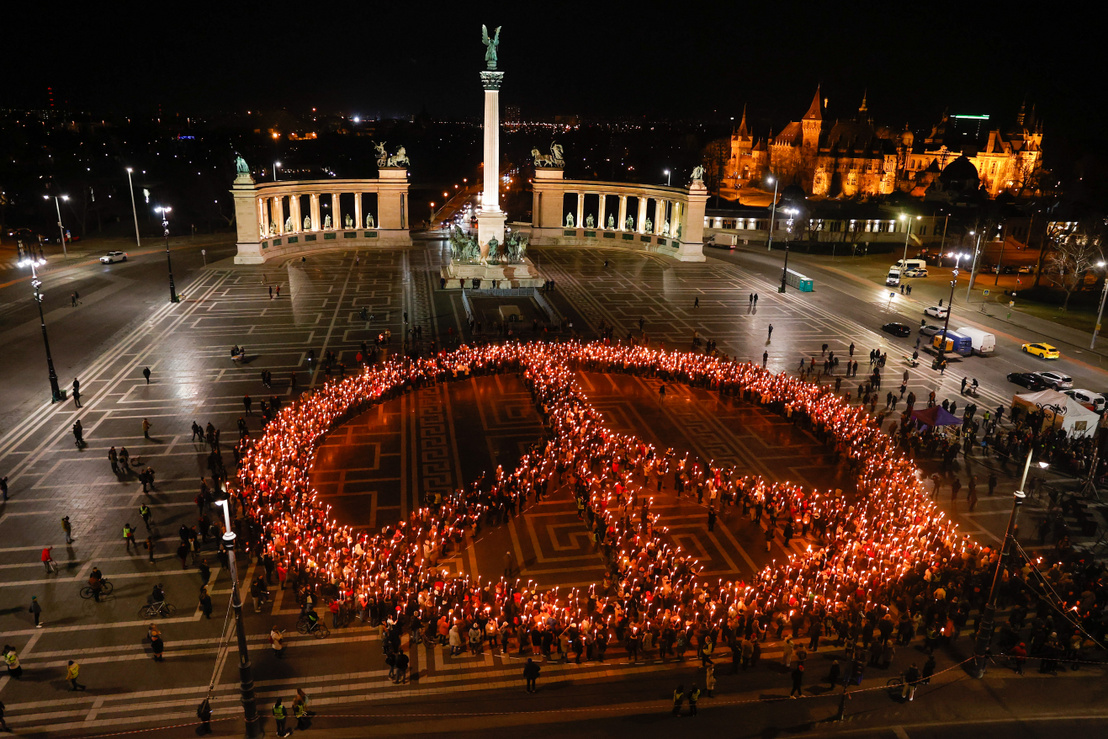 Biểu tình vì hòa bình cho Ukraine tại Quảng trường Anh hùng, Budapest, 9/3/2022 - Ảnh: Bodnár Patrícia (index.hu)