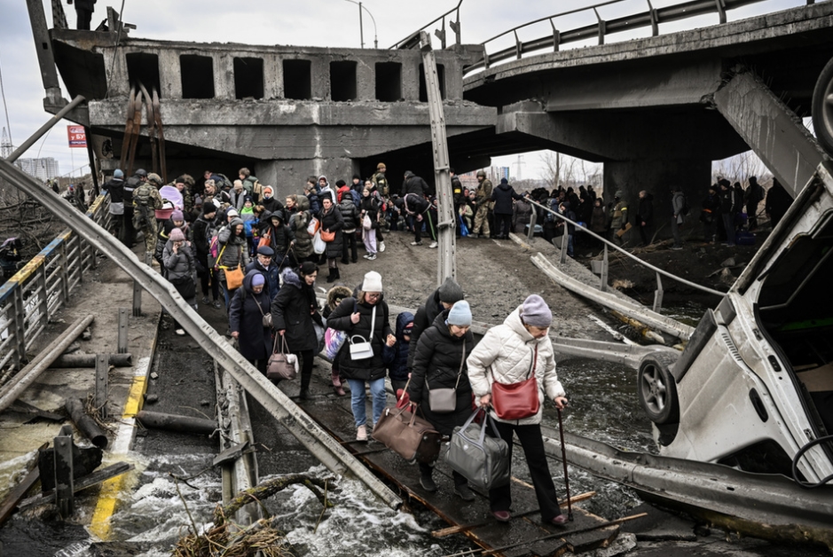 Một chiếc cầu bị phá sập ở TP. Irpin, ngày 5/3/2022 - Ảnh: Aris Messinis (AFP)