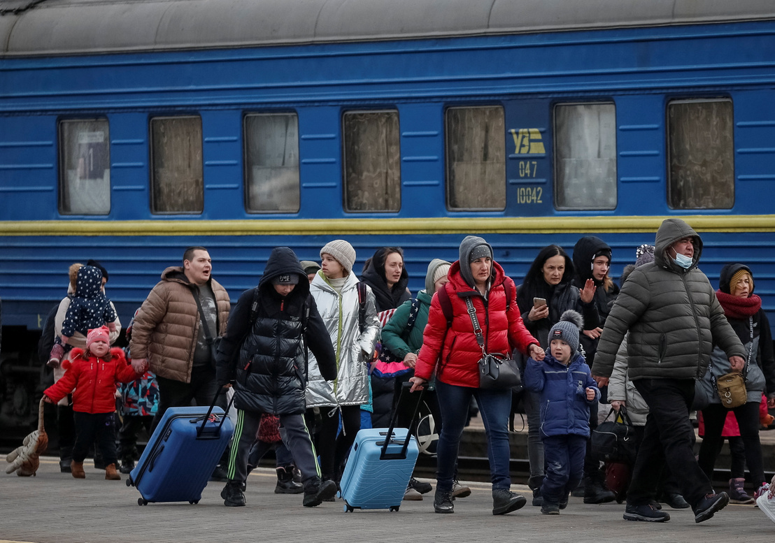 Những bóng người trên sân ga, Kyiv ngày 4/3/2022 - Ảnh: Gleb Garanich (Reuters)