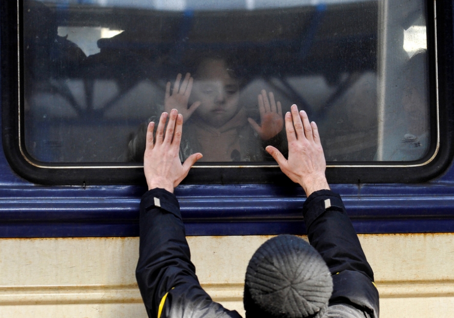 Chia tay tại sân ga Kyiv, ngày 4/3/2022 - Ảnh: Sergei Chuzavkov (AFP)
