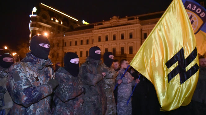 Các thành viên Tiểu đoàn Azov trong một buổi lễ ở Kyiv trước khi lên đường tới mặt trận phía Đông, ngày 3/1/2015 - Ảnh: Sergei Supinsky (AFP)