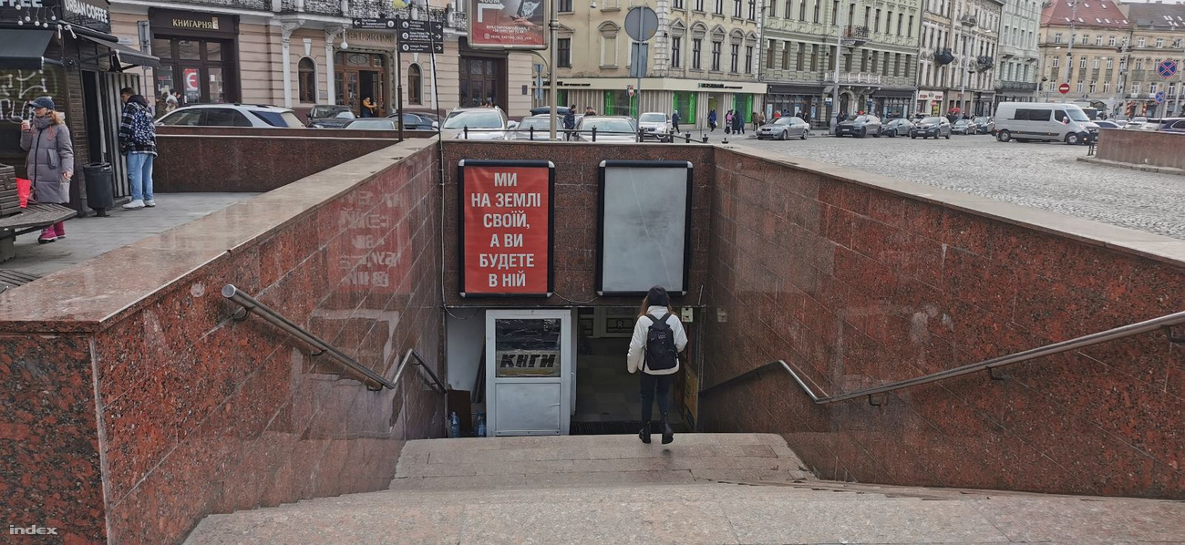 Bến metro mang tên TP. Lviv ở Kyiv những ngày này, với khẩu hiệu: “Chúng tôi trên mảnh đất của mình, còn các người sẽ bị chôn vùi vào đó” - Ảnh: Kiss Dániel (index.hu)