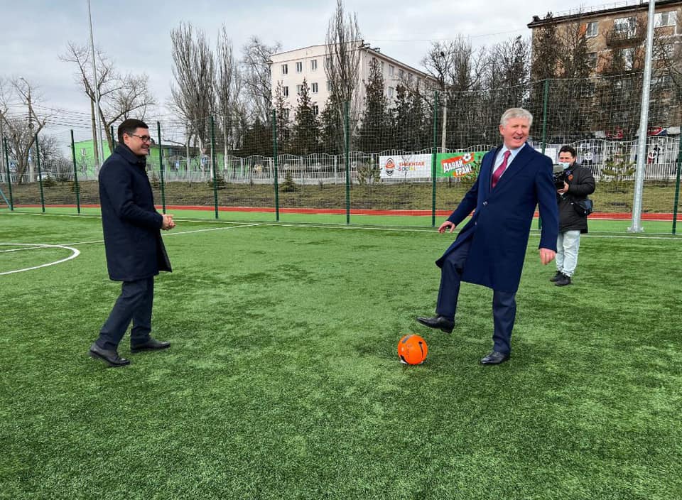 Rinat Achmetov và Thủ hiến thành phố chơi bóng sút luân lưu