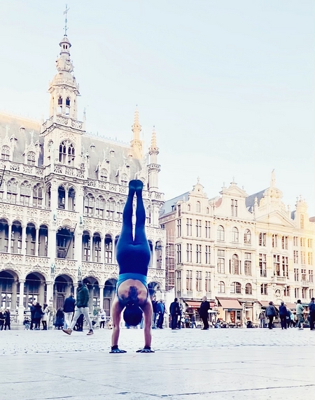Yoga tại Quảng trường Lớn (Grand-Place) tại Brussels, Bỉ...