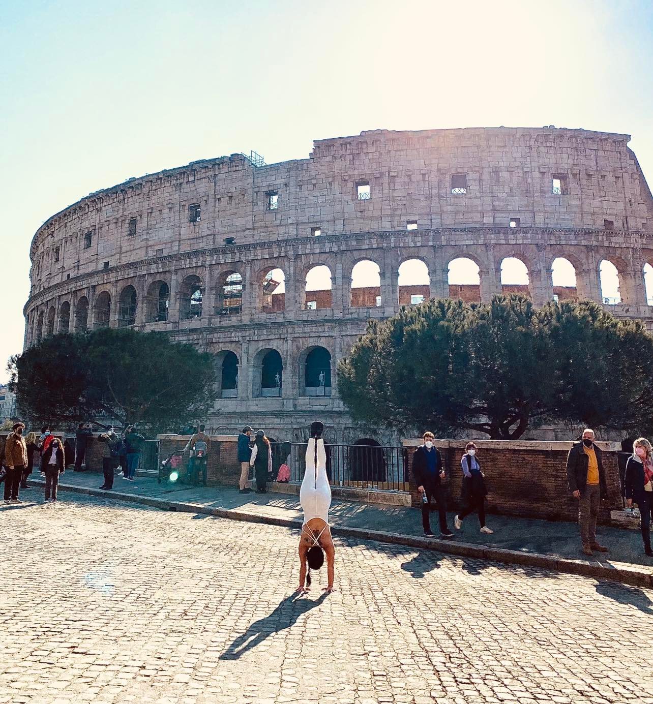 ... và trước Đấu trường La Mã (Colosseo) tại Rome, Ý