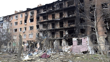 Một khu nhà dân bị cháy rụi do đạn pháo quân đội Nga tại TP. Vasilkiv - Ảnh: Kiss Dániel (index.hu)