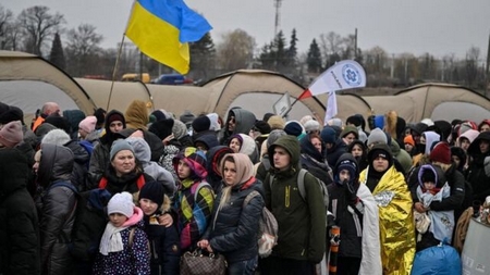 Dòng người lánh nạn chiến tranh bi hùng và thương đau từ Ukraine