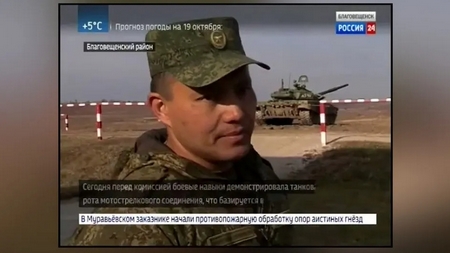 Trung tá Azatbek Omurbekov trong một phóng sự được quay ở Blagoveshchensk (vùng Viễn Đông thuộc Nga) được phát sóng trên kênh Rossiya 24 - Ảnh chụp màn hình