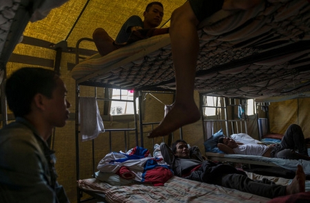 Những cảnh đời cơ cực: người Việt ở trại tạm của Nga trước ngày trục xuất - Ảnh: “The New York Times”