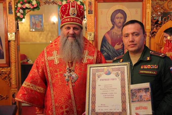 Chỉ huy đơn vị quân đội 51460, trung tá Omurbekov Azatbek được một giám mục Giáo hội Chính Thống giáo ban phước trước khi lên đường - Ảnh: twitter.com