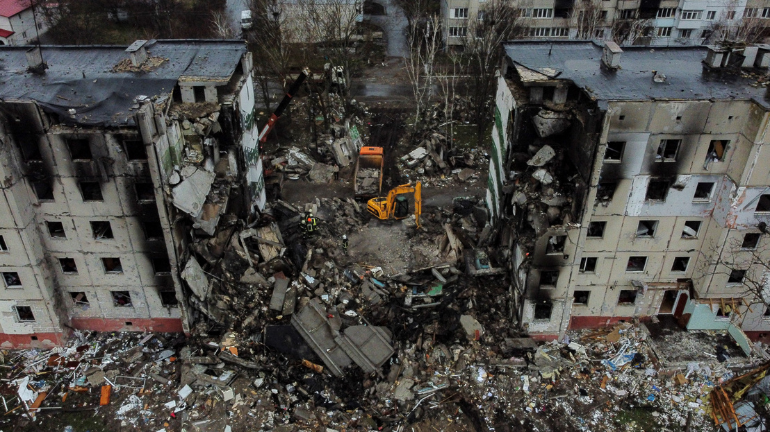 Pháo binh Nga hủy diệt thành phố Borodianka, ngày 8/4/2022 - Ảnh: Ronaldo Schemidt (AFP)