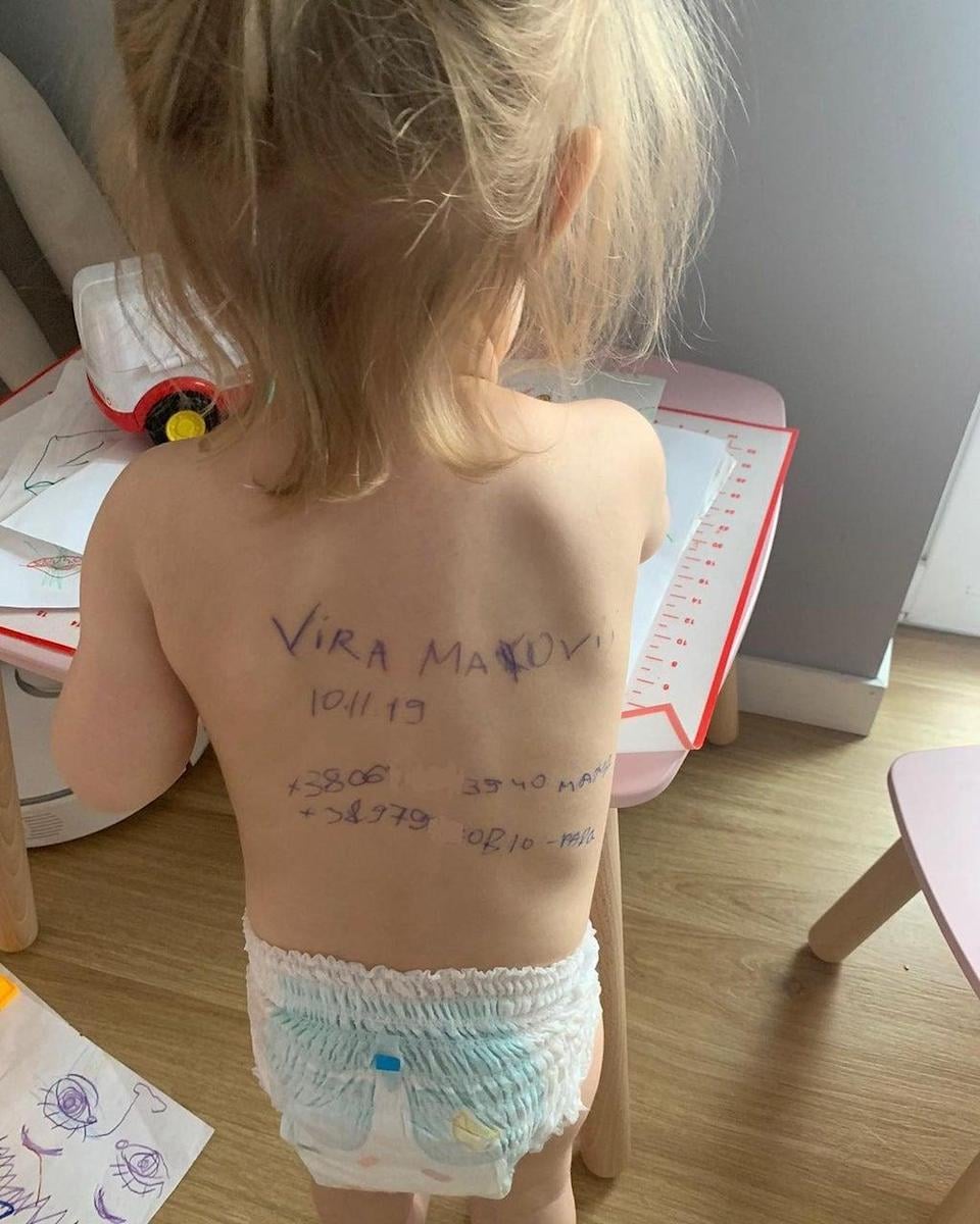 Tấm ảnh ghi tên, ngày sinh và số phone trên lưng một bé gái Ukraine, được người mẹ - chị Oleksandra Makoviy - đưa lên mạng Instagram, đã trở thành biểu tượng sự đau đơn tột cùng của một dân tộc
